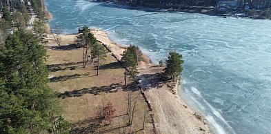 Zalew Nakło-Chechło wciąż zamarznięty, ale lód jest coraz mniej wytrzymały