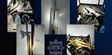 Bytom. Mężczyzna rzucił się na funkcjonariuszy z dwiema szablami, wtedy padły...