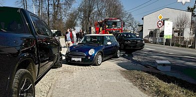 Powiat tarnogórski. Zderzenie trzech aut, kobieta w szpitalu