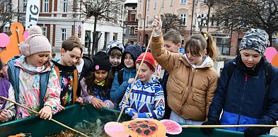 Tarnowskie Góry. Powitanie wiosny na rynku