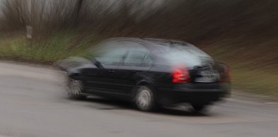 Kierował ruchem, używając... łopaty. Na widok policji próbował uciec