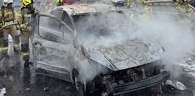 Powiat tarnogórski. Pożar auta na A1. Dostawczy Ford spłonął doszczętnie