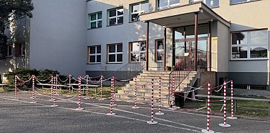 Tarnowskie Góry, Rybna. Labirynt przed wejściem do szkoły