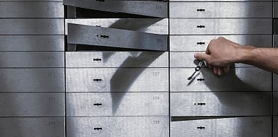 Sejf w szafie jako dyskretne zabezpieczenie – jak przygotować miejsce i uniknąć