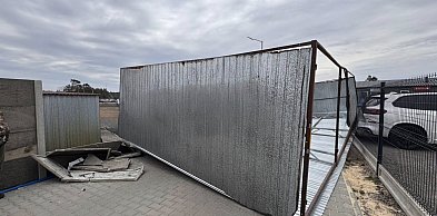 Powiat tarnogórski. Silny wiatr porwał garaż. Uszkodzone zostały samochody