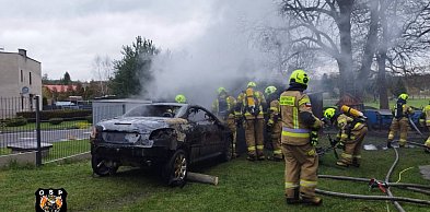 Pożar garażu. W środku samochód i butle z gazem
