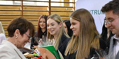 Nakło Śląskie. Maturzyści z Rolnika na akademię przyjechali traktorami