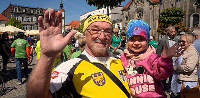 Dzień Flagi 2026 w Tarnowskich Górach. Rowerzyści i kijkarze na trasie
