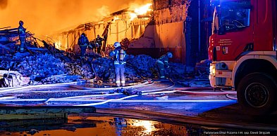 Duży pożar w rejonie nieczynnej fabryki w Gliwicach; kłęby czarnego dymu