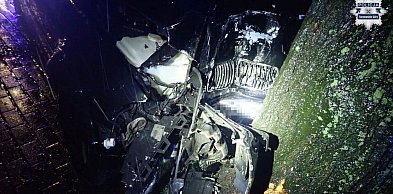 Nocny wypadek w Radzionkowie. BMW uderzyło w drzewo, dwie osoby w szpitalu