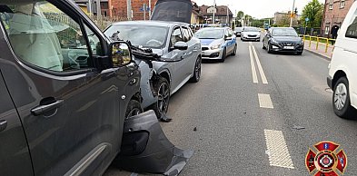 Zasnął za kierownicą, wjechał w słup, pożar w kuchni. Kronika