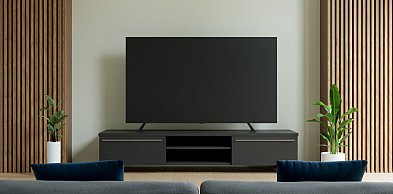 Telewizor 50 cali vs 55 cali – który rozmiar odnajdzie się w Twoim salonie?