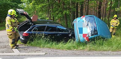 Dwa auta w rowie. Zderzenie na DK11 w Kotach