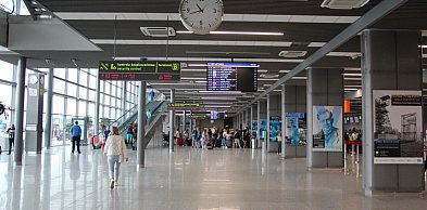 Pojechał na lotnisko w Pyrzowicach i ukradł... lody. Czeka go sąd