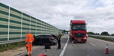 Utrudnienia na autostradzie, zderzenie osobówki i ciężarówki