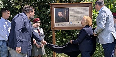 Radzionków, Szkała. Odsłonięto tablicę z wizerunkiem ks. Szymona Korpaka
