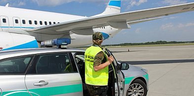 Lotnisko w Pyrzowicach. Bomba, granaty i nici z wylotów