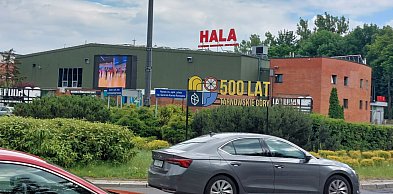 Ile kosztowały neony na rondzie w Tarnowskich Górach? Miasto ujawniło kwotę