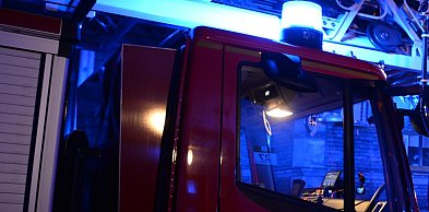 Tarnowskie Góry. Nocna akcja strażaków. Konar uszkodził auto