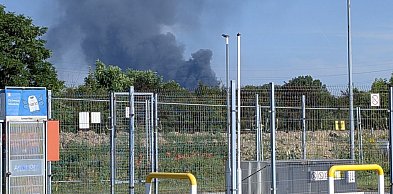 Strażacy gaszą duży pożar składowiska odpadów w Chorzowie