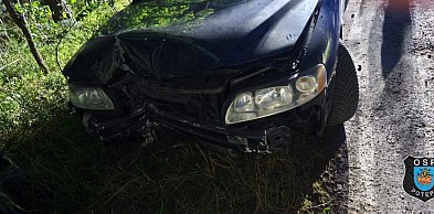 Auto uderzyło w słup energetyczny. Kierowcy nie było na miejscu