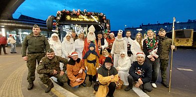 Święty Mikołaj w rozświetlonym mikołajobusie z PKM Świerklaniec-66651