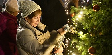 Piąte strojenie choinki w Strzybnicy. 300 uczestników wydarzenia i 5000 lampek-66897