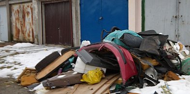 Posypały się mandaty za śmiecenie przy garażach