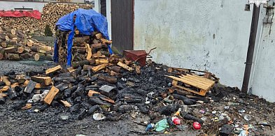 Pożar przy ul. Tarnogórskiej. Tuż pod bokiem policjantów