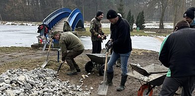 Wędkarze w akcji. Co robią na wyspie w Pniowcu?