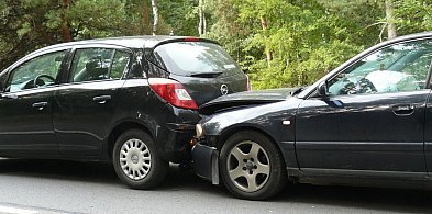 Droga rowerowa przy DW 908 i chodnik przy przystanku