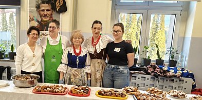 Koła gospodyń i wójt. Pączki poszły w ruch