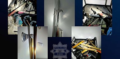 Bytom. Mężczyzna rzucił się na funkcjonariuszy z dwiema szablami, wtedy padły...