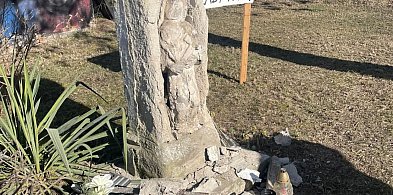 Tarnowskie Góry. Zabytkowy krzyż się rozpada. Wezwano policję