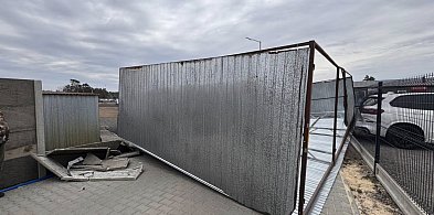 Powiat tarnogórski. Silny wiatr porwał garaż. Uszkodzone zostały samochody