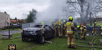 Pożar garażu. W środku samochód i butle z gazem