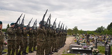 Salwa honorowa na cmentarzu, przebieg S11, atak na ratowników medycznych