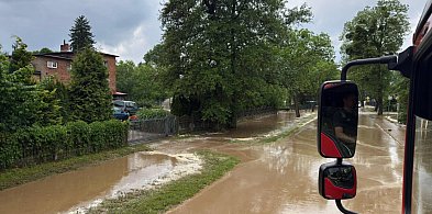 BMW utknęło pod wiaduktem, zalana hurtownia alkoholi
