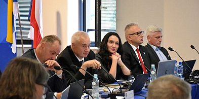 Starosta usłyszał gorzkie słowa, ale utrzymał poparcie. PiS przeciw