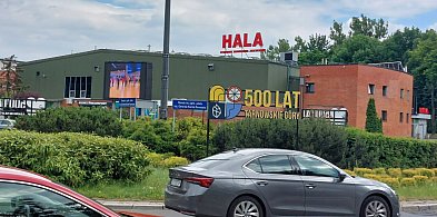Ile kosztowały neony na rondzie w Tarnowskich Górach? Miasto ujawniło kwotę