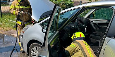 Powiat tarnogórski. Pożar Citroena. Strażacy ugasili ogień w komorze motoru