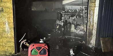 Pożar dachu garażu. W środku stał traktor-66957