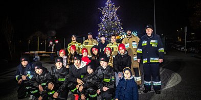 Wspólne strojenie choinki. Drzewko stanęło na skwerze-67168