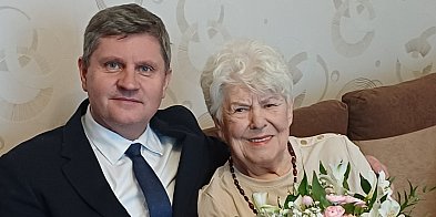 Uśmiechnięta jubilatka, była kierowniczką hotelu huty