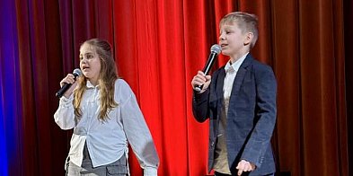 Laureaci na scenie, dziadkowie wśród publiczności