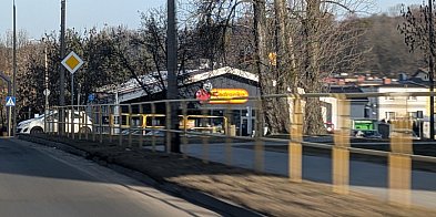 Obserwował ją w sklepie, zaatakował na ulicy. Policja..