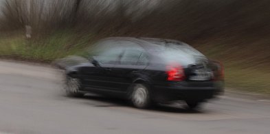 Kierował ruchem, używając... łopaty. Na widok policji