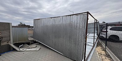 Powiat tarnogórski. Silny wiatr porwał garaż