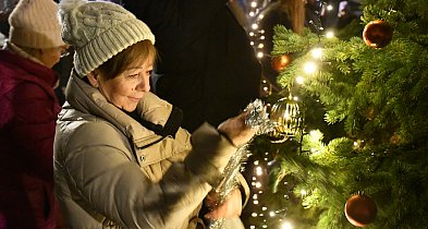 Piąte strojenie choinki w Strzybnicy. 300 uczestników wydarzenia i 5000 lampek-66897