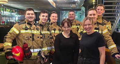 Zalana droga pod wiaduktem i akcja strażaków w Bricku